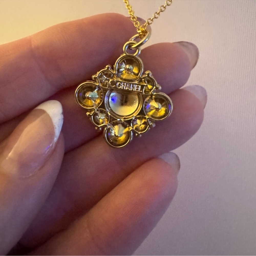Elegant Black and Gold Pendant Necklace - Picture 3 of 7